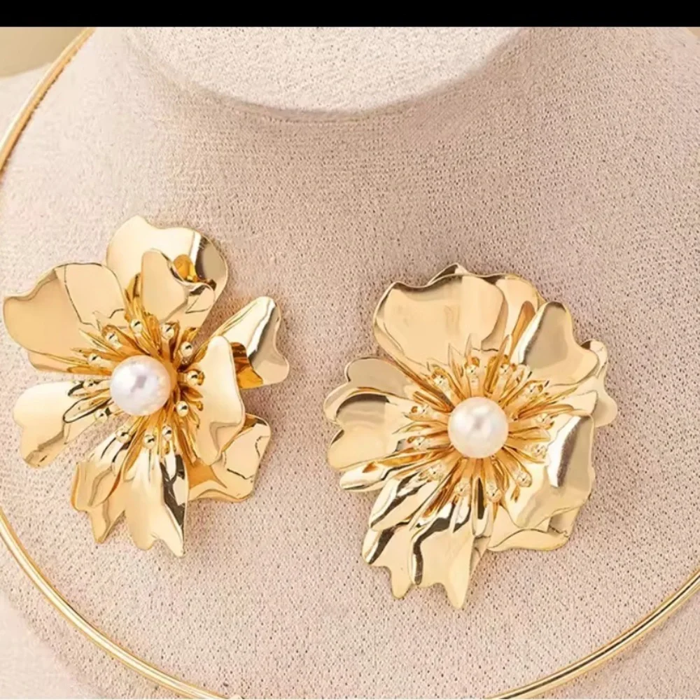 ZARA lux unique Gold Floral Pearl Earrings